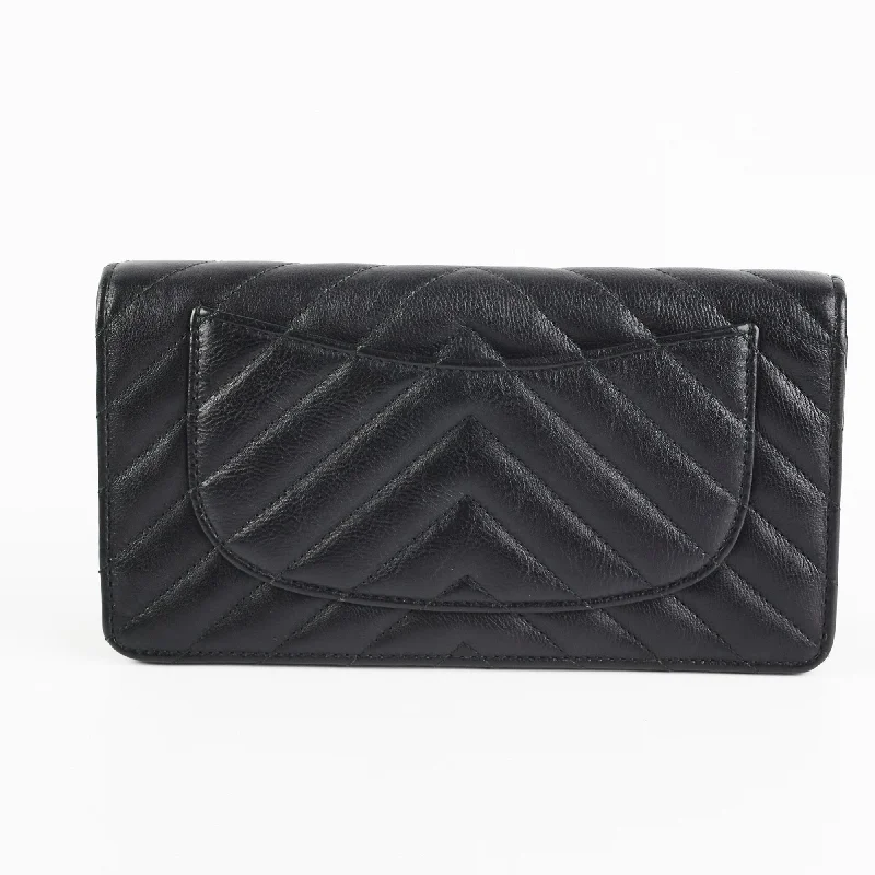 Trendy bucket bags for summerChanel Chevron Black Wallet