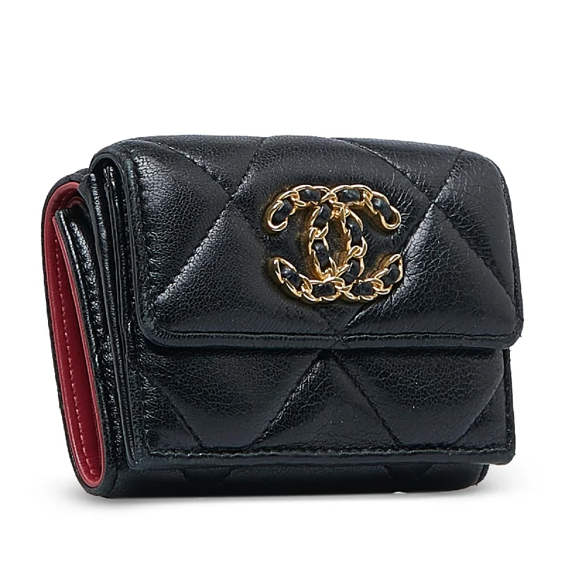 Luxury bags with exotic skinsChanel Lambskin 19 Flap Trifold Compact Wallet (v7K0nI)